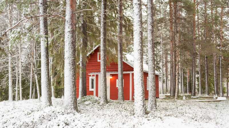 Zweden-Lapland-Harads-Loggers-Lodge-cabin-sneeuw-zijaanzicht