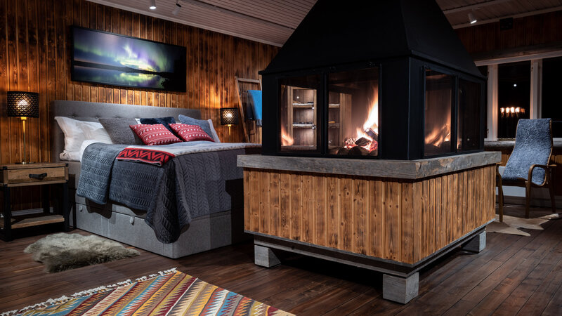 Zweden-Lapland-Harads-Loggers-Lodge-interieur-bed-haardvuur