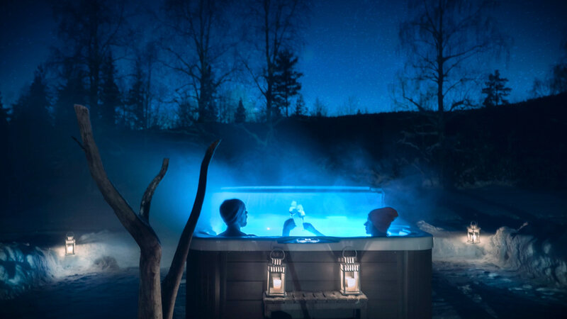 Zweden-Lapland-Harads-Loggers-Lodge-jacuzzi-met-mensen