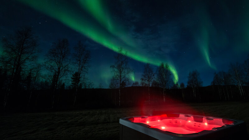 Zweden-Lapland-Harads-Loggers-Lodge-jacuzzi-met-noorderlicht