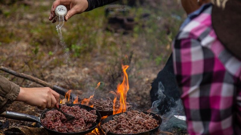 Zweden-Lapland-Harads-Treehotel-zomer-kampvuur