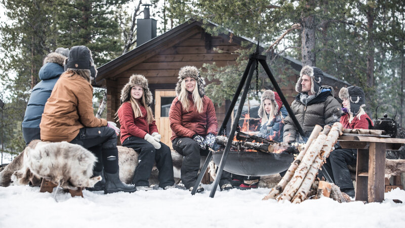 Zweden-Lapland-Kiruna-Fjellborg-Arctic-Lodge-familie-kampvuur