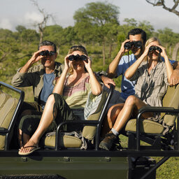 Amazing-family-safari-kindjes-familie-op-safari-jeep-met-verrekijker