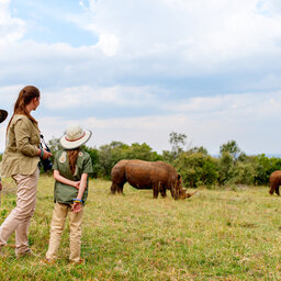 Amazing-family-safari-mama-met-kindjes-neushoorn