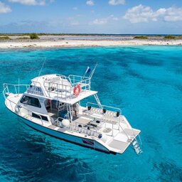 Antillen-Bonaire-Harbour-Village-hotel-boot-harbour-lady