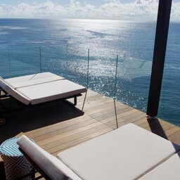 Antillen-Guadeloupe-La-Toubana-Hotel-Spa-ligstoelen