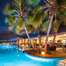 Antillen-Guadeloupe-La-Toubana-Hotel-Spa-zwembad-avond