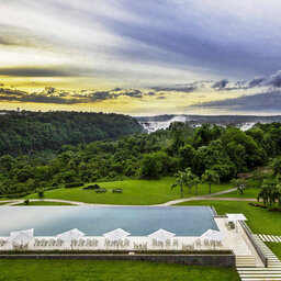 Argentnië-Iguazu-Falls-Hotels-Gran-Melia-Resort-outdoor-pool-3