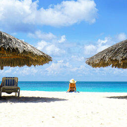 Aruba-Oranjestad-Eagle Beach-vrouw en parasol