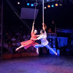 Azië-Cambodja-phare acrobatics show