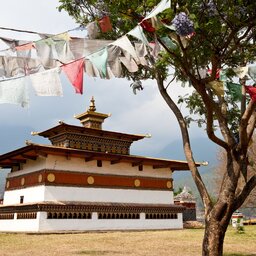 Bhutan-algemeen-tempel en vlagjes