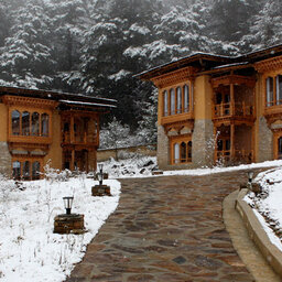 Bhutan-Paro-Hotel-Naksel Resort-Buitenkant-Sneeuw
