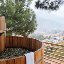 Bhutan-Punakha-Dhensa Punakha-herbal bath