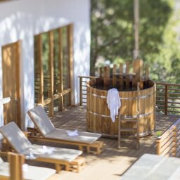 Bhutan-Punakha-Dhensa Punakha-spa terras