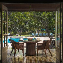 Cambodia-Siem-Reap-The-Raffles-Grand-Hotel-Angkor-hotel-tafel-zwembad