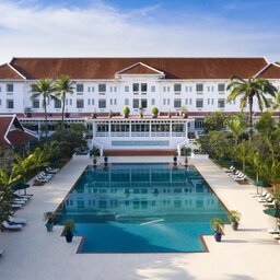Cambodia-Siem-Reap-The-Raffles-Grand-Hotel-Angkor-zwembad2