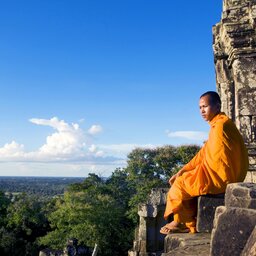 Cambodja-Siem Reap-Angkor Wat monk met uitzicht