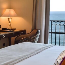 Corsica-Bastia-Hotels-Hôtel-des-Gouverneurs-kamer-zeezicht