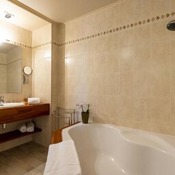 Corsica-Piana-Hotels-Hôtel-Capo-Rosso-badkamer
