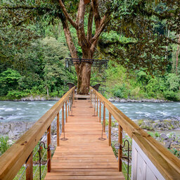 Costa-Rica-Pacuare-Hotel-Pacuare-Lodge-loopbrug