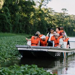 Costa-Rica-Tortuguero-National-Park-Mawamba-Lodge-rivier-bootje