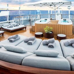 Cruises-SeaDream II-sfeerbeeld-ligbedden en jacuzzi
