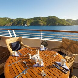 Cruises-SeaDream II-sfeerbeeld-tafel-deck