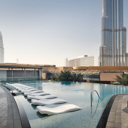 Dubai-The Address Boulevard-zwembad met zicht op Burj