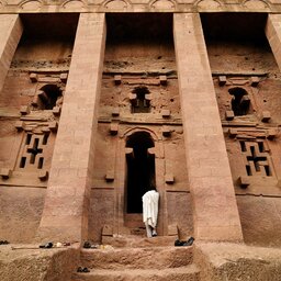 Ethiopië-Lalibela-man bij rotskerk