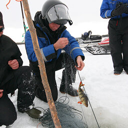 Finland-Lapland-Ivalo-wilderness-hotel-Inari-ijsvissen