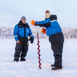 Finland-Lapland-Ivalo-wilderness-hotel-Inari-ijsvissen-ijsboor