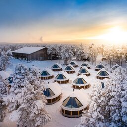 Finland-Lapland-Ivalo-Wilderness-Hotel-Inari-luchtfoto-aurora-cabins