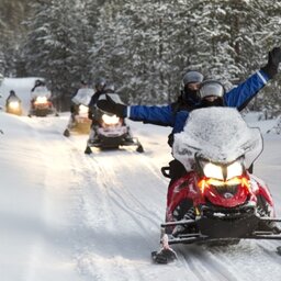 Finland-Lapland-Ivalo-wilderness-hotel-Inari-sneeuwscootersafari