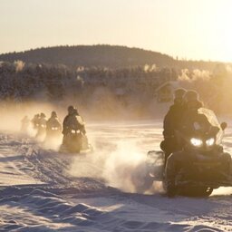 Finland-Lapland-Ivalo-wilderness-hotel-Inari-sneeuwscootersafari3