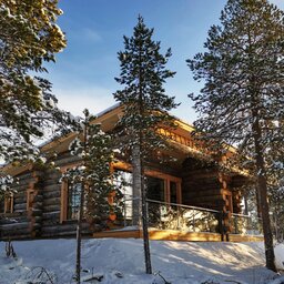 Finland-Lapland-Ivalo-Wilderness-Hotel-Nangu-panorama-log-cabin-buitenaanzicht-sneeuw