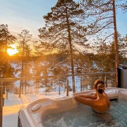 Finland-Lapland-Ivalo-Wilderness-Hotel-Nangu-panorama-log-cabin-jacuzzi