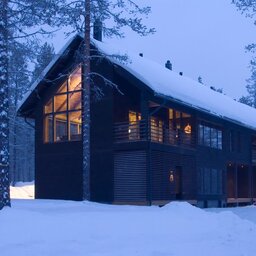 Finland-Lapland-Levi-Spirit-Villas-blokhut-buitenzicht-sneeuw