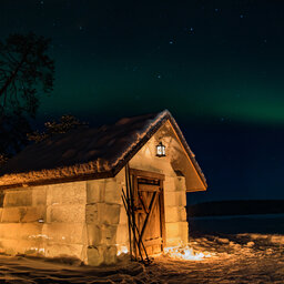 Finland-Lapland-Rovaniemi-Apukka-resort-ice-cabin-buitenaanzicht-noorderlicht