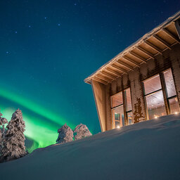 Finland-Lapland-Rovaniemi-Octola-Lodge-buitenaanzicht-noorderlicht