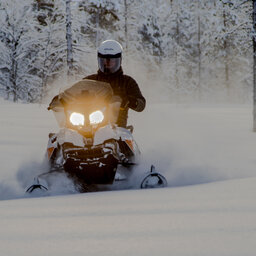 Finland-Lapland-Saariselka-Javri-Lodge-sneeuwscooter-safari