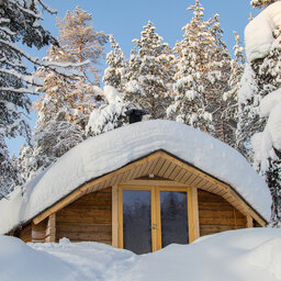 Finland-Lapland-Saariselka-Javri-Lodge-wilderness-cabin-achterkant