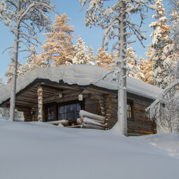 Finland-Lapland-Saariselka-Javri-Lodge-wilderness-cabin-sneeuw