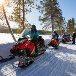 Finland-Lapland-Wilderness-hotel-nangu-sneeuwscootersafari[1]