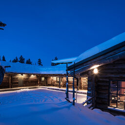 Finland-Lapland-Yllas-L7-Luxury-Lodge-buitenaanzicht-avond