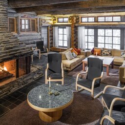 Finland-Lapland-Yllas-L7-Luxury-Lodge-openhaard-zithoek-woonkamer