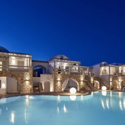 Griekenland-Cycladen-Santorini-Orabel suites-pool