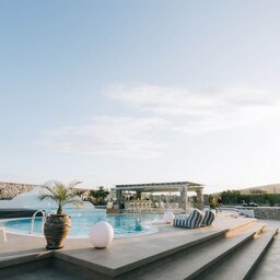 Griekenland-Cycladen-Santorini-Orabel suites-pool2