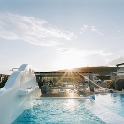 Griekenland-Cycladen-Santorini-Orabel suites-pool3