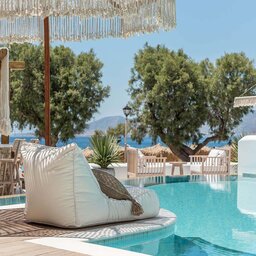 Griekenland-Cycladen-Virtù-Suites-ligzetel-zwembad