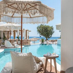 Griekenland-Cycladen-Virtù-Suites-ligzetel-zwembad-parasol